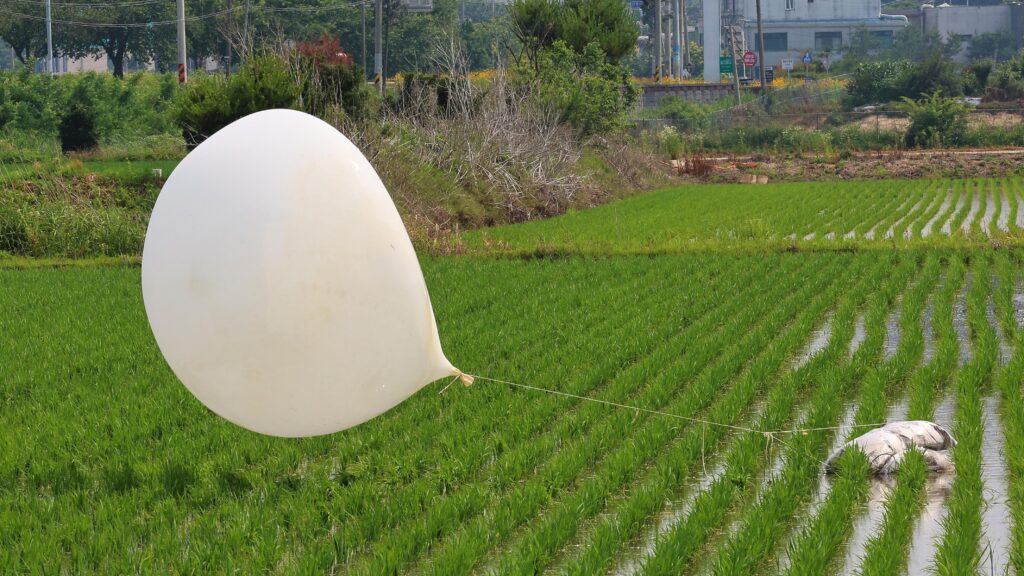 Trash Carried by a North Korean Balloon Again Falls on the Presidential Compound in Seoul